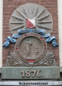 833255 Afbeelding van de gevelstenen boven de ingang van het pand Schoutenstraat 13 (voorheen bakkerij ‘De Dubbele ...